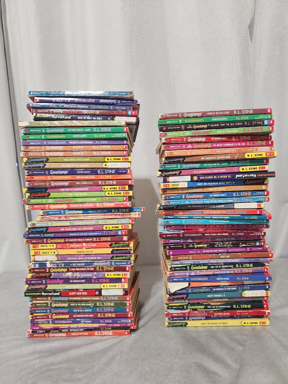 HUGE LOT OF VINTAGE GOOSEBUMPS BOOKS